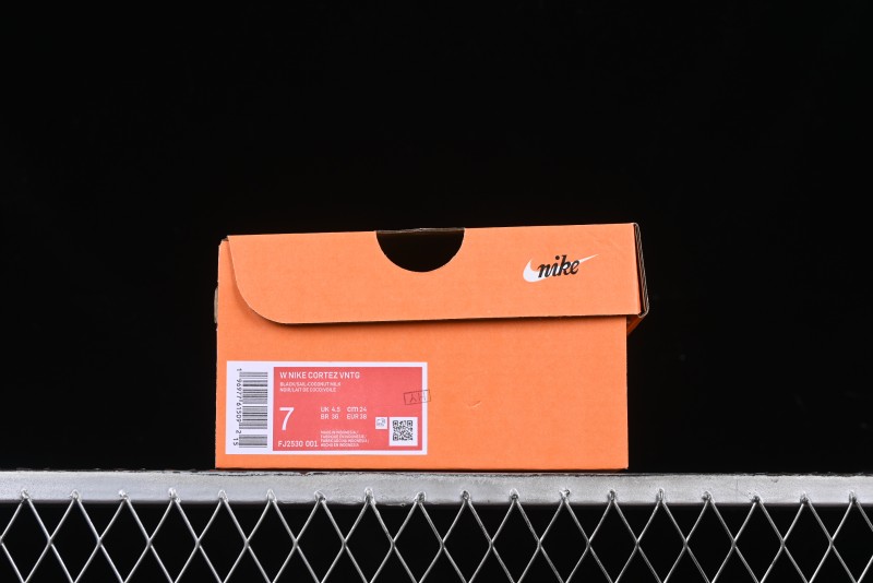 Nike Classic Cortez Leather Retro Running Shoes - FJ2530-001