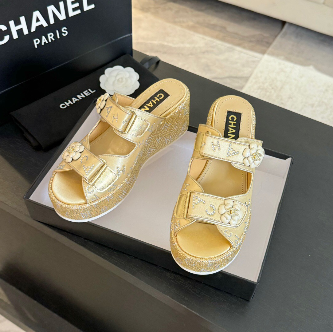2025 Women Chanel Gold Leather Slippers LY00330