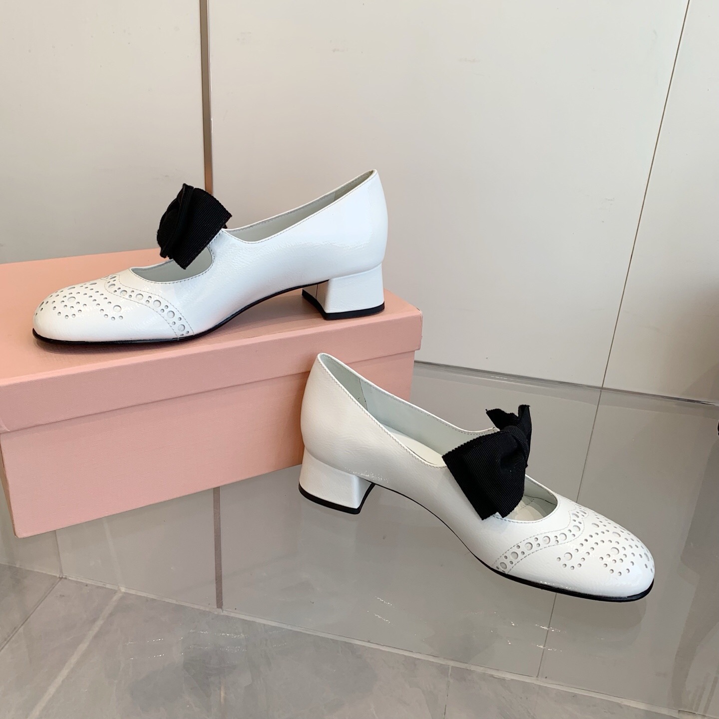 2025 Women Miu Miu White Leather Mary Jane Brogue Bow KFY00280