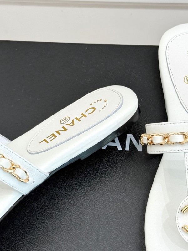 2025 Women Chanel White Leather Slippers CC Chain KFY00250