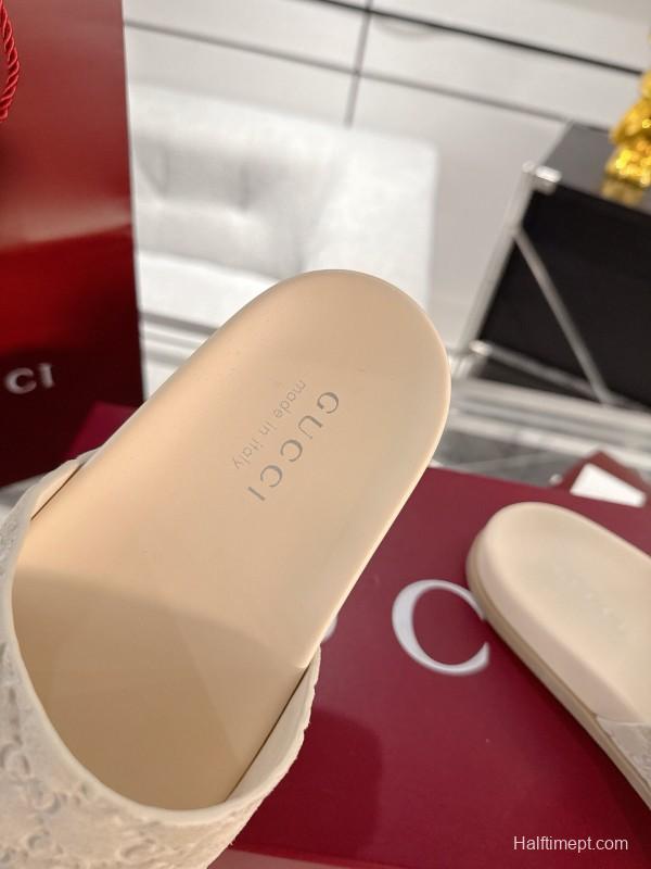 2025 Unisex Gucci Beige Embossed Leather Slippers Double G AS00240