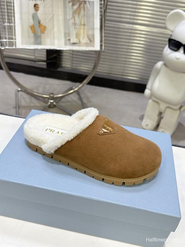 Prada Fall/Winter 2025 New Shearling Mule with Triangle Buckle Enclosed Toe - KFY00270
