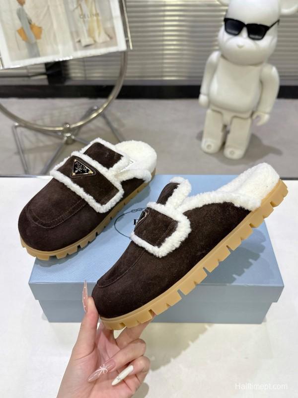 Prada Fall/Winter New Mule Slippers Triangle Buckle Bread Toe Half Slippers - KFY00270