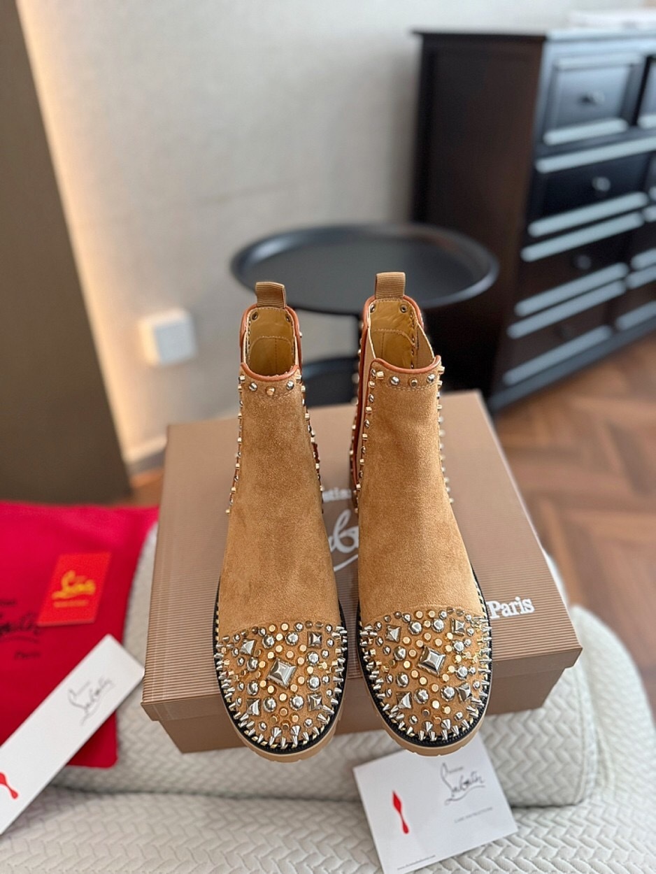 Christian Louboutin Fall/Winter 2025 Boots with Studded Toe Design - LY00350