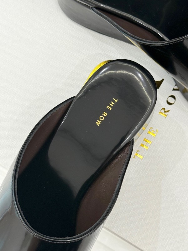 The Row Fall/Winter 2025 Platform Slides - KFY00280