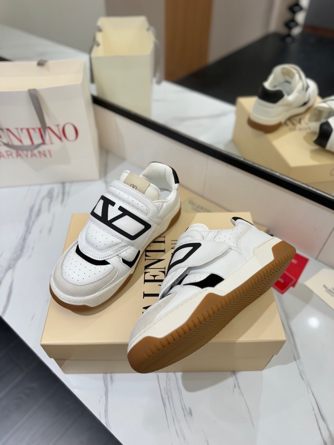 VALENTINO 2025 SS Casual Sneakers with V Logo Hook-and-Loop Closure - AS00410
