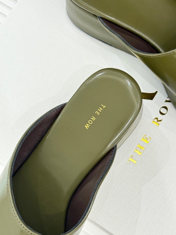 The Row Fall/Winter 2025 Platform Slides - KFY00280