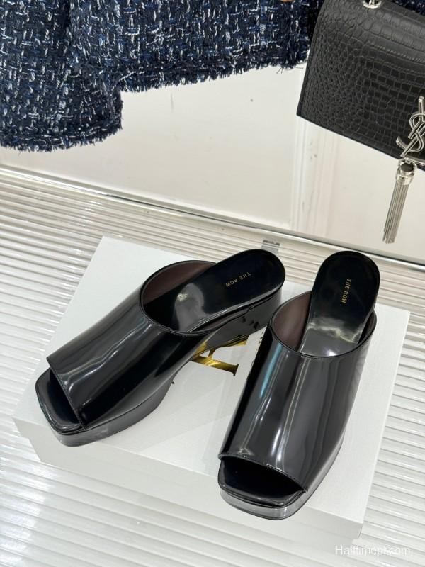 The Row Fall/Winter 2025 Platform Slides - KFY00280