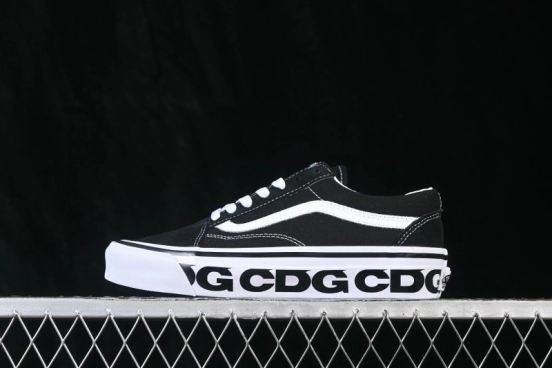 Vans Old Skool Low Top Skateboarding Shoes with Classic Side Stripe - VN000SHEPU7