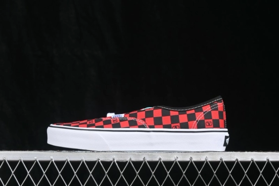 Vans Old Skool Low-Top Skateboarding Shoes with Classic Sidestripe Design - WS0ND8HPKJV7