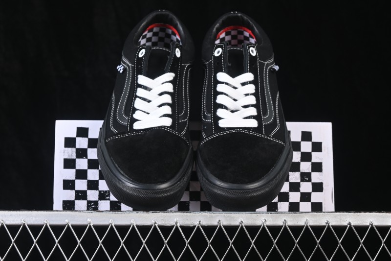 Vans Old Skool Low-Top Skateboarding Shoes with Classic Side Stripe - VN0A5FCBBLK