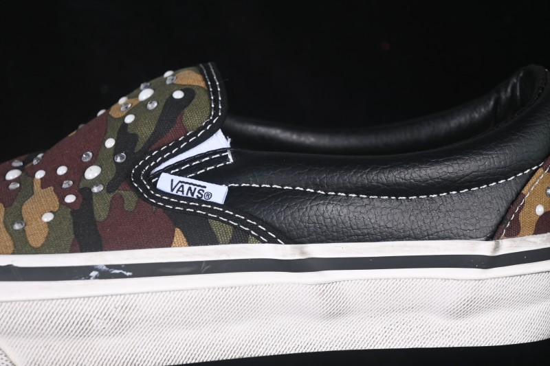 Vans Old Skool Low-Top Skateboarding Shoes with Classic Side Stripe - VN000D9PCAK