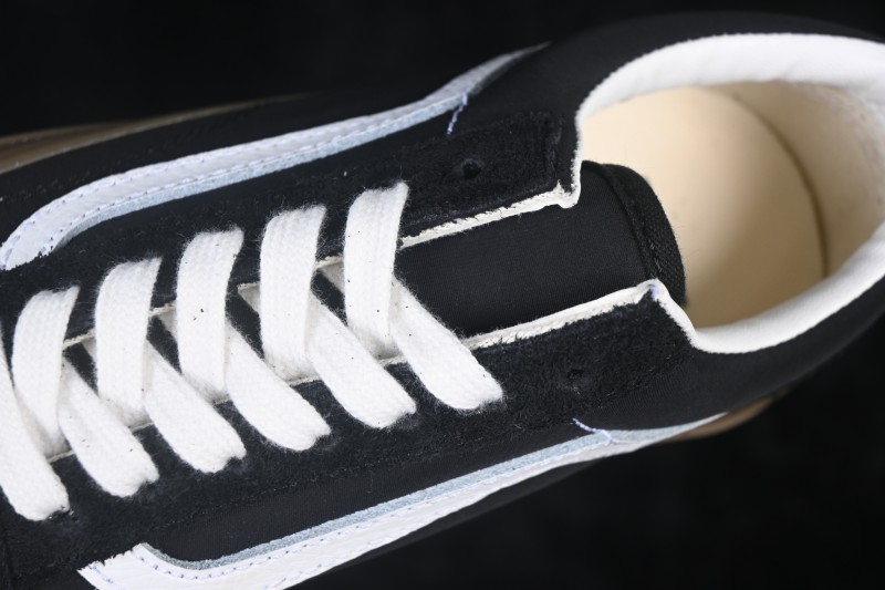 Vans Old Skool Low-Top Casual Skateboarding Shoes with Classic Side Stripe - VN000EJUGR4