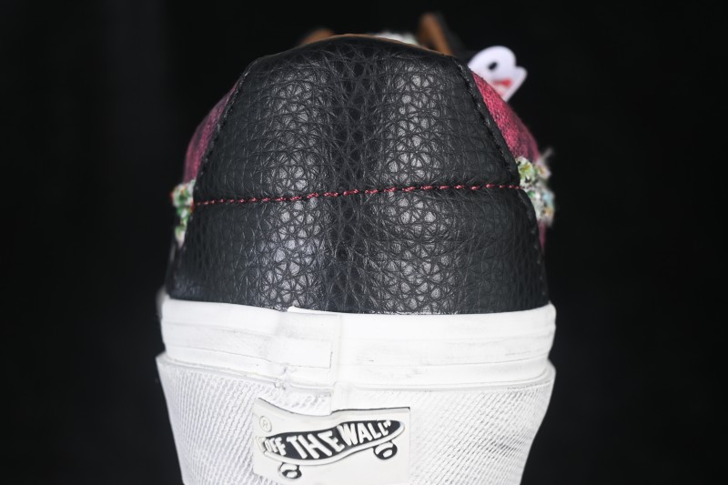 Vans Sk8-Low Casual Skateboarding Shoes with Detachable Badge Embellishments - VN0A4UUK6BT